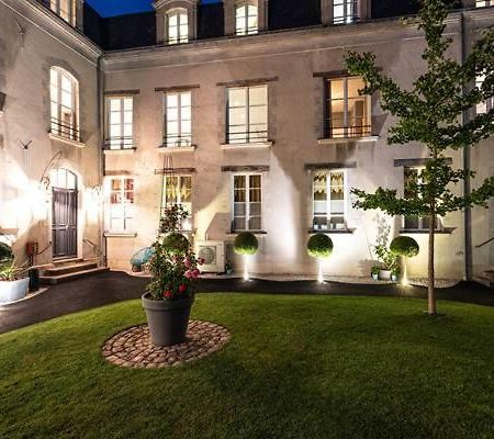A Cote De La Place Du Pilori 昂热 外观 照片