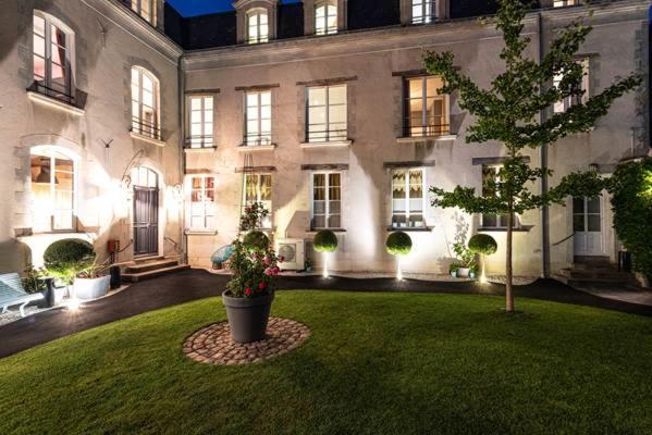 A Cote De La Place Du Pilori 昂热 外观 照片